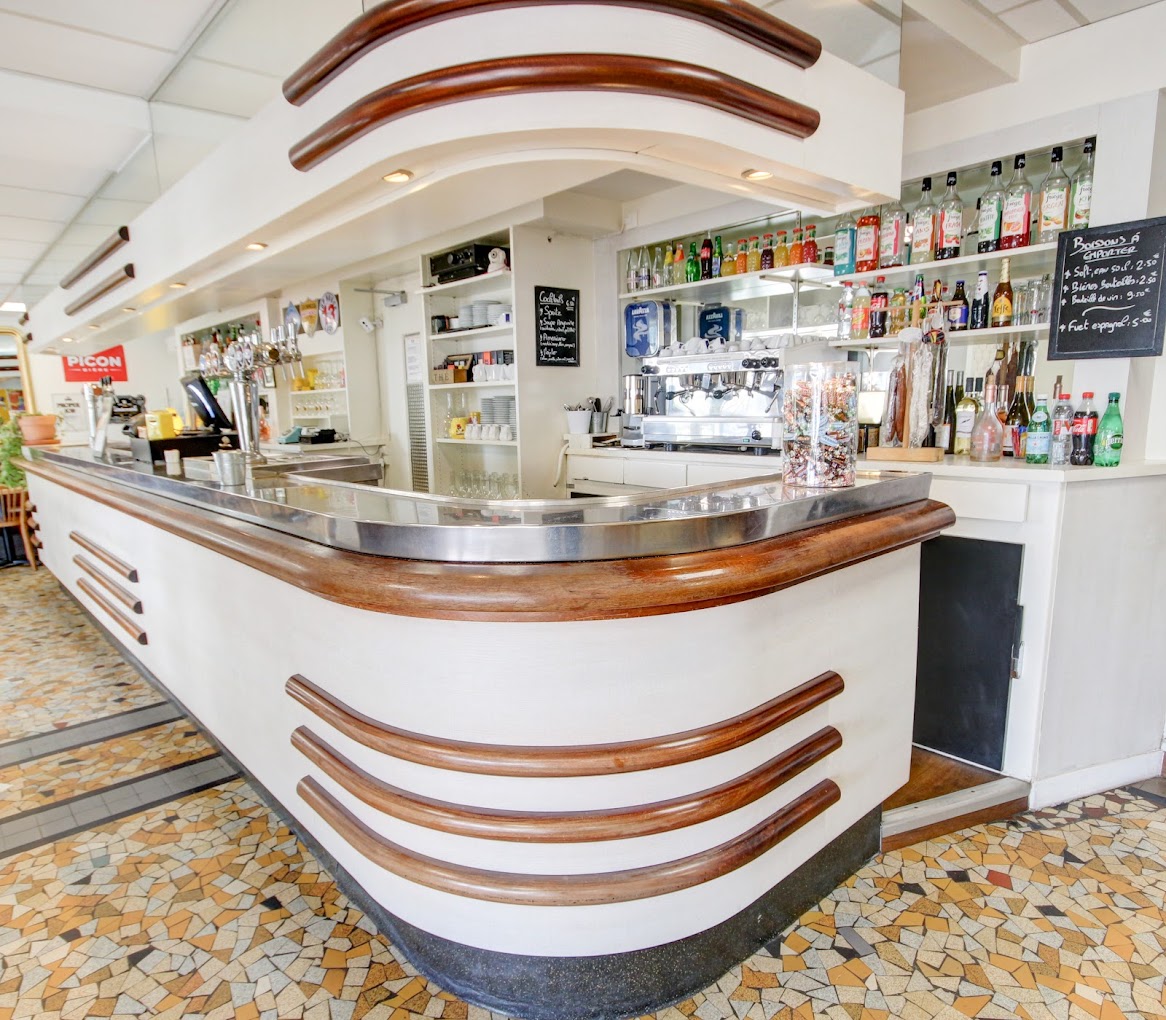 Le bar du Cafe Luce, comptoir Art Deco en bois