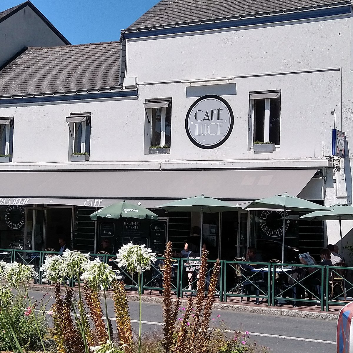 Cafe Luce - facade exterieure et terrasse
